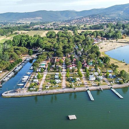 Gorgeous Stacaravan In Tuoro Sul Trasimeno Villa Luaran gambar